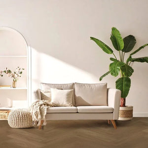 licht eiken vloer in visgraatpatroon met subtiele houtstructuur en warme beige tinten