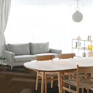 Donker bruin eiken visgraatvloer met subtiele houtstructuur en matte afwerking.