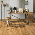 lichte beige eiken vloer met natuurlijke houtstructuur en zichtbare knoesten, brede planken in doorlopende lengte met matte afwerking