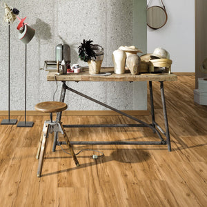 lichte beige eiken vloer met rechte planken en subtiele houtnerfstructuur met fijne donkere noesten