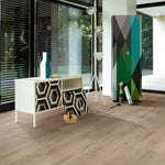licht beige eiken vloer met subtiele houtstructuur en brede planken, moderne woonkamer met grote raampartijen en kleurrijke kast met geometrisch patroon