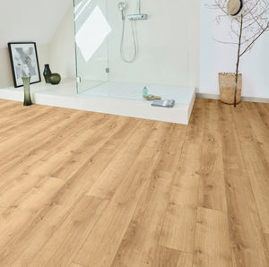 licht beige eiken vloer met rechte planken en subtiele houtnerven en knoesten, fijne natuurlijke houtstructuur zichtbaar