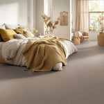 taupe gekleurd tapijt met fijne, effen structuur in een moderne slaapkamer met beige en mosterdkleurige accenten