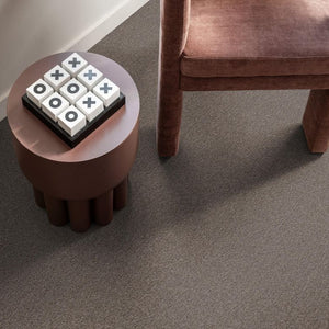 taupe tapijt met fijne, dichtgeweven structuur en zachte uitstraling