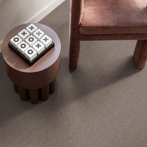 tapijt met fijne, dicht geweven structuur in een effen taupe kleur, zacht en egaal oppervlak zonder patroon