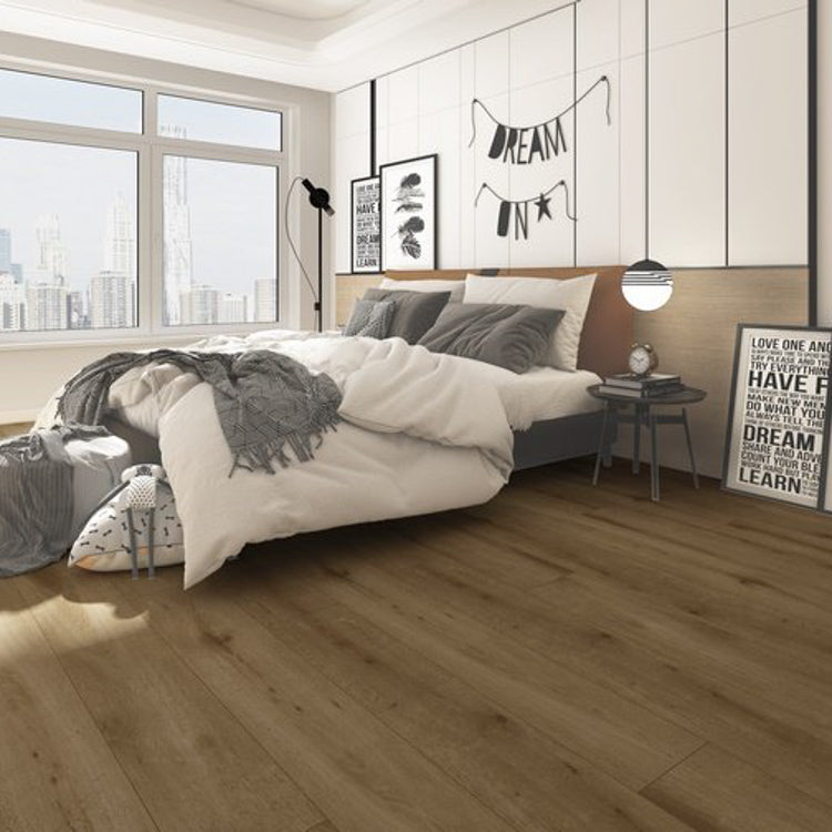 Lichte bruin eiken vloer met brede planken en subtiele houtnerfstructuur in een moderne slaapkameromgeving met wit en grijs beddengoed.