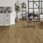 licht bruin eiken vloer met brede planken en subtiele houtstructuur in modern woonkeuken interieur met grijs keukenblok en zwart metalen roomdivider