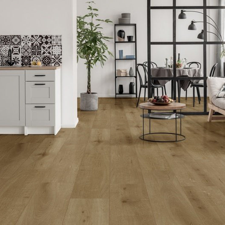 licht bruin eiken vloer met brede planken en subtiele houtstructuur in modern woonkeuken interieur met grijs keukenblok en zwart metalen roomdivider