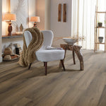 licht bruin grijs eiken vloer met brede planken en natuurlijke houtstructuur in moderne woonkamer met witte fauteuil en houten bijzettafel