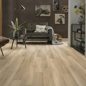 licht beige eiken vloer met zachte houtnerf en matte structuur, brede planken in horizontale legpatroon