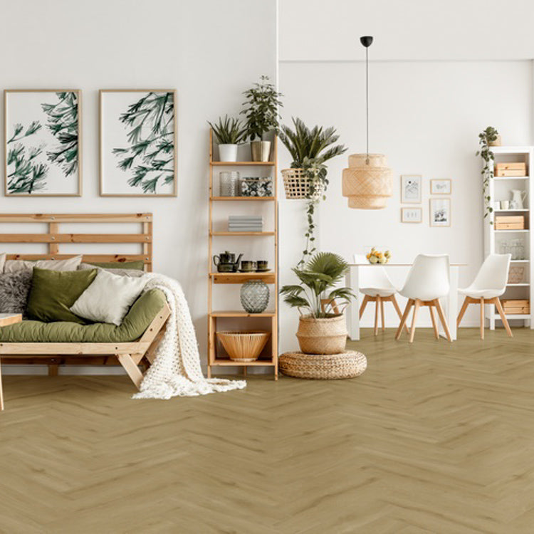 lichte beige vloer in visgraat patroon met een subtiele houtstructuur in een lichte eikenkleur, gecombineerd met een moderne woonkamerinrichting met houten meubels en groene planten