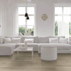 lichte beige eiken vloer met subtiele houtnerfstructuur en natuurlijke knoesten, brede planken zonder zichtbaar patroon
