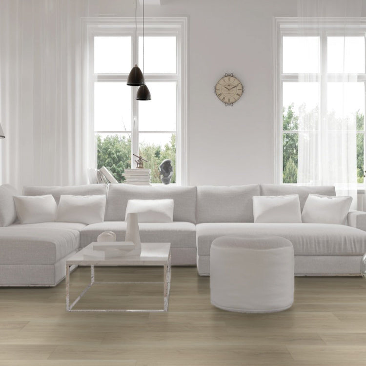 lichte vloer met brede planken in licht beige eiken houtlook, modern interieur met groot wit stoffen hoekbank en transparante salontafel