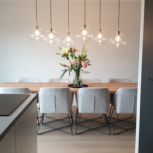 licht beige eiken vloer met fijne nerfstructuur en subtiele houttekening in brede planken