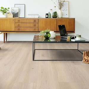 lichte eiken vloer met brede planken en fijne houtnerfstructuur in rustige naturel beige tint