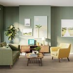lichte vloer met brede planken in een naturel beige eiken houtstructuur, met een moderne woonkamerinrichting met groene en gele meubels en een houten salontafel