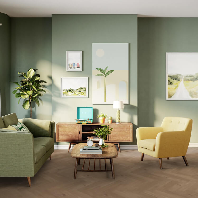 lichte vloer in visgraatmotief met brede planken in een beige eiken kleur, gecombineerd met een groene zithoek en een gele fauteuil in een woonkamer met mintgroene muren en houten meubels