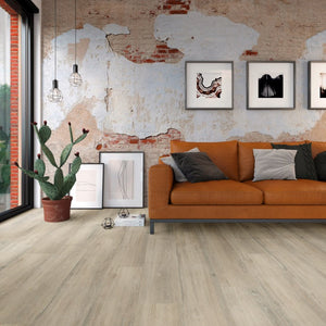 licht beige eiken vloer met natuurlijke houtstructuur en subtiele noesten, brede planken in rechte lengte gelegd