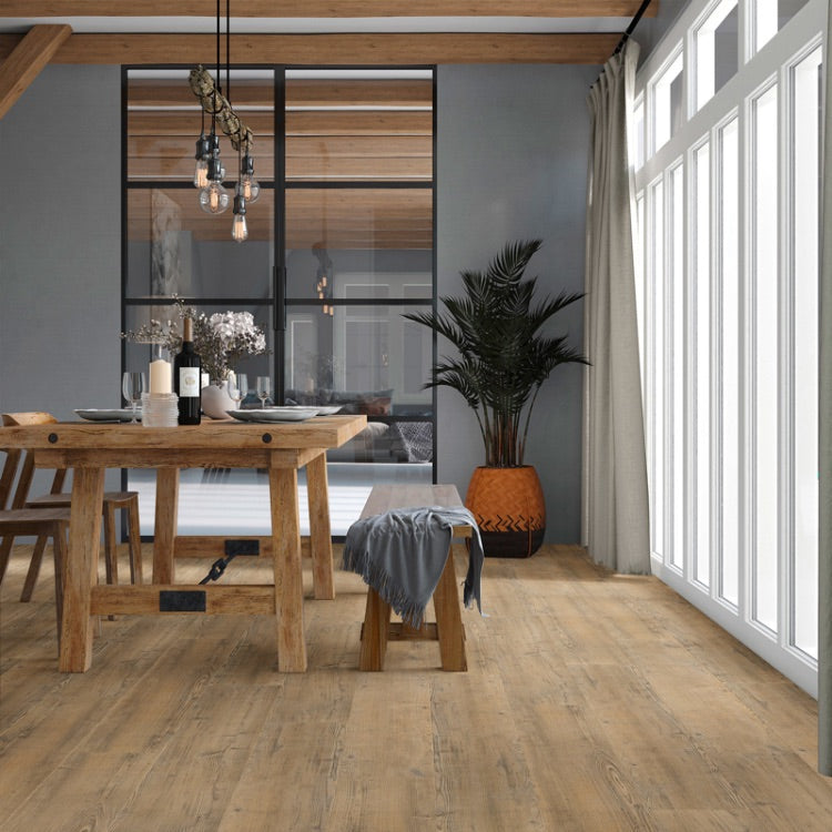 lichte beige eiken vloer met een natuurlijke houtnerfstructuur en brede planken in een lichte, rustieke eetkamer met een houten tafel, houten bankje en grote ramen met lichtdoorlatende gordijnen