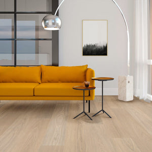 licht beige eiken vloer met rechte brede planken en subtiel houtnerfpatroon
