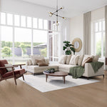lichte beige eiken vloer met brede planken en subtiele houtnerfstructuur in moderne woonkamer met grote raampartij, lichte stoffen hoekbank en houten salontafel