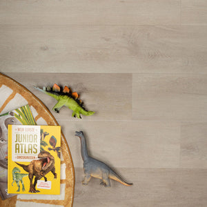 lichte beige eiken vloer met brede planken en subtiele houtstructuur in matte afwerking