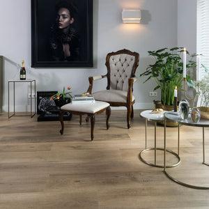 licht beige eiken vloer met breed houtpatroon en subtiele nerfstructuur met natuurlijke knoesten zichtbaar
