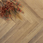 licht eiken visgraatvloer met fijne houtstructuur en takken met rode en beige bessen als decoratie