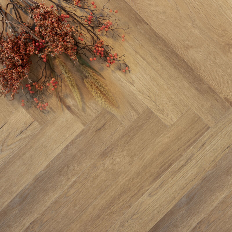 licht eiken visgraatvloer met fijne houtstructuur en takken met rode en beige bessen als decoratie
