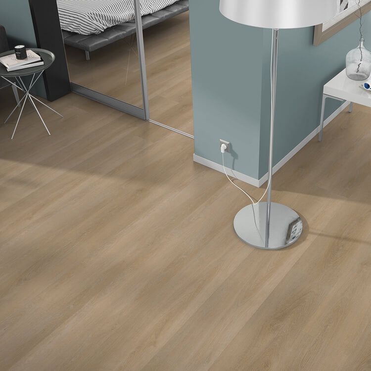 lichte houtkleurige vloer met subtiel zichtbare houtstructuur en brede planken, moderne woonkamer met grijsblauwe muur en metalen vloerlamp
