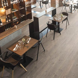 licht grijs eiken vloer met houten structuur, brede planken en subtiele noesten zichtbaar
