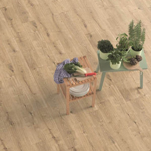 licht beige eiken vloer met natuurlijke houtstructuur en zichtbare noesten in brede planken