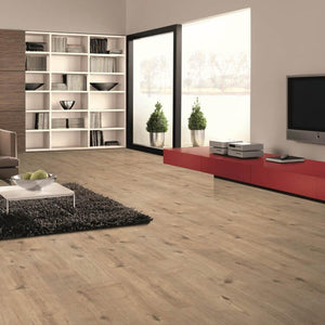 licht beige eiken vloer met matte afwerking, natuurlijke houtstructuur en zichtbare noesten in een recht gelegd patroon