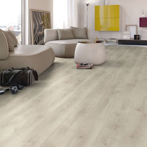Licht beige eiken vloer met een subtiele houtnerfstructuur en een glad oppervlak zonder zichtbaar patroon.