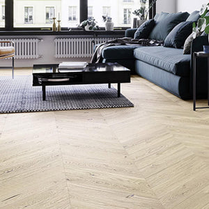 lichte beige eiken visgraatvloer met subtiele houtnerfstructuur en lichte noesten