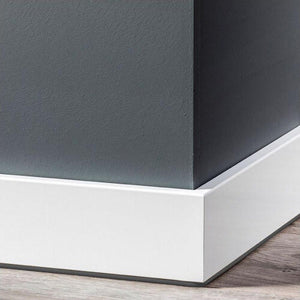 Zwarte flexibele montageband opgerold in een losse dubbele lussenbundel met een gladde structuur.