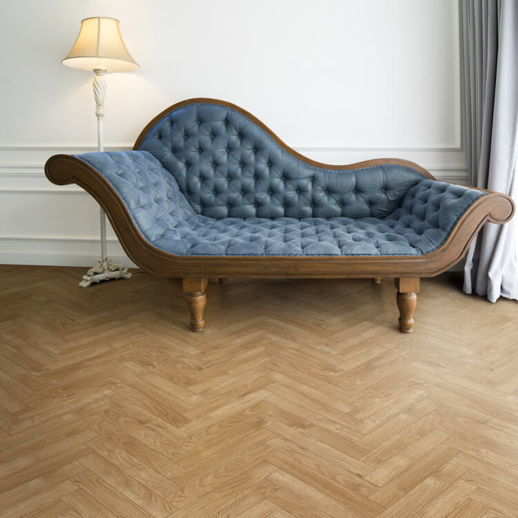 licht eiken visgraatvloer met smalle planken in klassieke kamer met blauw fluwelen vintage chaise longue en witte staande lamp