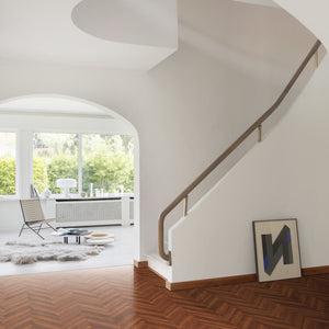 Roodbruine visgraatvloer met warme, natuurlijke houtstructuur en matte afwerking