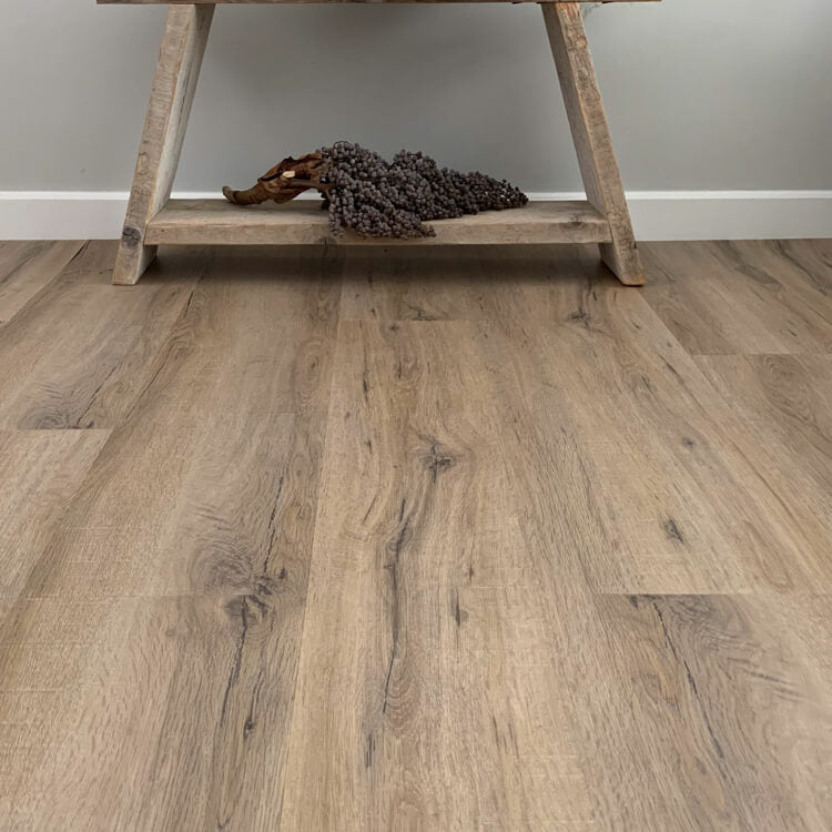 licht beige eiken vloer met brede planken en natuurlijke houtnerfstructuur onder robuuste houten bank met decoratie