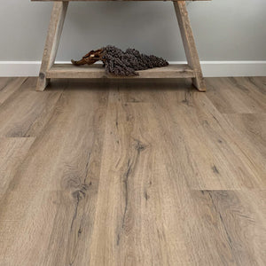 licht beige eiken vloer met subtiele houtstructuur en natuurlijke noesten in rechthoekige brede planken