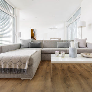 licht beige eiken vloer met een natuurlijke houtstructuur en subtiele noesten zichtbaar in de brede planken