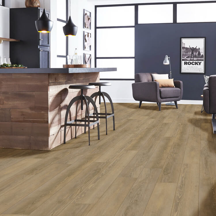 lichte beige eiken vloer met brede planken en natuurlijke houtstructuur in moderne woonkamer met donkere meubels en zwarte accenten