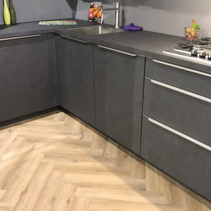 licht beige eiken visgraatvloer met fijne houtnerf en subtiele noesten in matte afwerking