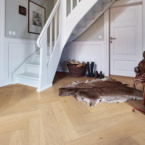 licht beige eiken visgraatvloer met natuurlijke houtstructuur en zichtbare noesten en fijne nerven