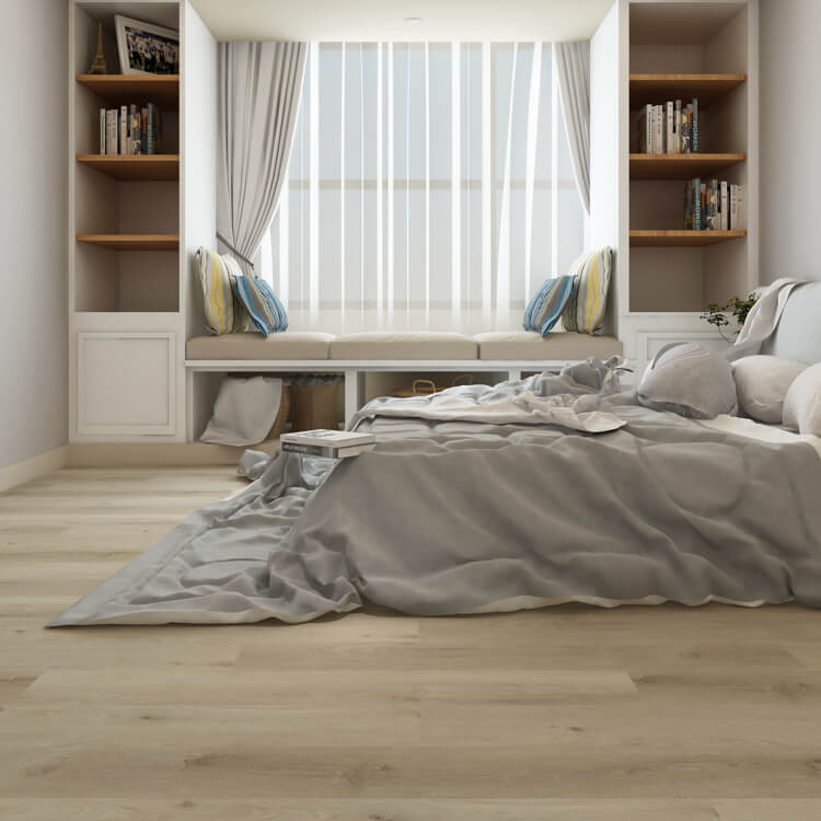 lichte eiken vloer met brede planken in een moderne slaapkamer, zacht golvend lijnpatroon in de houtstructuur zichtbaar, bed met lichtgrijze beddengoed en raambank met witte kussens met blauwe en gele strepen