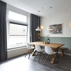 licht grijs bruin eiken vloer met subtiele houtnerf en rechte planken zonder opvallend patroon