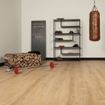 lichte eiken vloer met brede planken in houtnerfstructuur in een sportieve kamer met bokszak, halterstang met rode gewichten en zwart metalen kast met diverse sportaccessoires