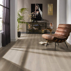 licht beige eiken vloer met brede planken en subtiele houtstructuur in effen patroon