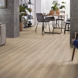 licht beige eiken vloer met brede planken en subtiele houtnerfstructuur zonder opvallend patroon
