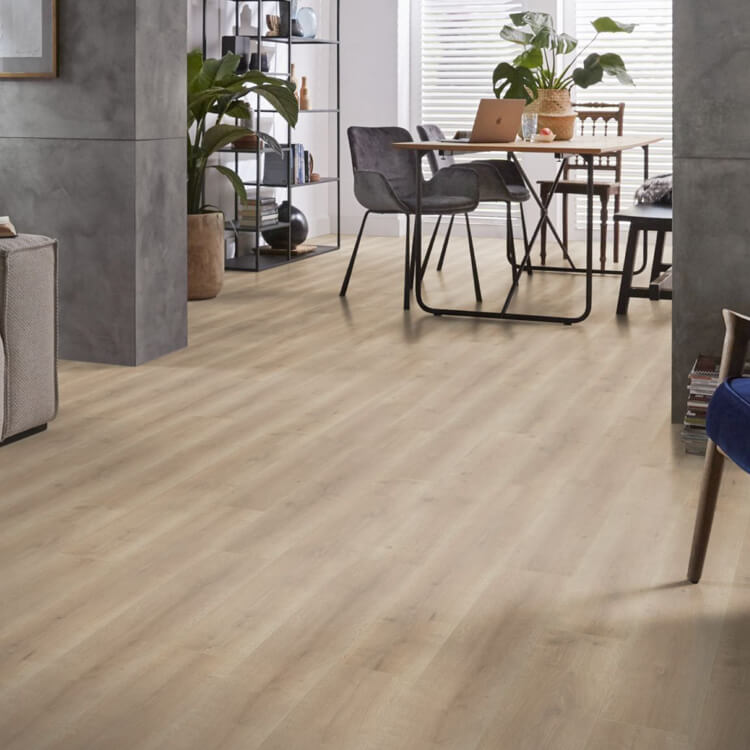 lichte beige eiken vloer met brede planken en subtiele houtnerfstructuur in een moderne werkkamer met zwart metalen stoelen en houten tafel